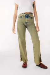 Jean de mujer, color celeste claro lavado, con tiro alto y corte recto. Presenta un parche de cuero marrón con el logo "PETRA" en la parte trasera de la cintura.