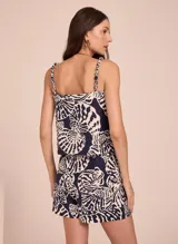 Top sin mangas con estampado de conchas marinas en tonos azul marino y blanco.