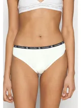 Pack de siete bombachas tipo bikini de tiro medio, confeccionadas en algodón elástico. Presentan una cintura elástica con el logo de la marca repetido en contraste.