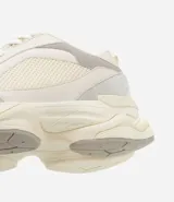 Championes estilo dad sneaker de la marca Viko, confeccionados en poliuretano con diseño de recortes y suela alta. Presentan cierre mediante cordones y detalles en los laterales.