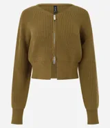 Cardigan de punto color verde oliva, con cuello en V, mangas largas abullonadas y cierre frontal con cremallera bilateral. Presenta una textura acanalada y un corte ajustado en la cintura.