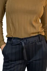 Pantalón de corte recto con diseño de rayas verticales finas, confeccionado en una mezcla de algodón y poliéster. Presenta cintura elástica con lazo ajustable, bolsillos laterales y un acabado elegante y versátil.