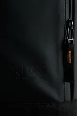 Mochila en tejido revestido color negro con cierre enrollable, hebilla central y bolsillo vertical con cierre en un lateral. Cuenta con correas acolchadas y espalda acolchada.