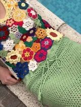 Top tejido a crochet con diseño floral multicolor.