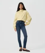 Pantalón skinny de jean azul oscuro con cintura alta, calce ceñido y bolsillos funcionales.