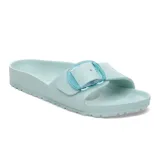 Sandalias tipo chinela Birkenstock modelo Madrid Big Buckle, confeccionadas en material EVA color verde agua. Presentan una única tira ancha con hebilla grande translúcida ajustable y plantilla anatómica moldeada.