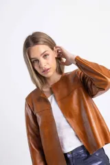 Chaqueta corta de cuero color cognac, de corte recto y sin forro.