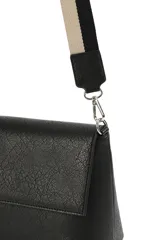 Bandolera de cuero sintético negro con solapa frontal y herrajes plateados. Incluye una correa ajustable y extraíble con diseño de rayas en tonos beige y negro.