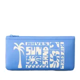 Cartuchera celeste de poliéster con cierre superior y estampado de palmera, flores, olas y texto "Rip Curl".