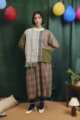 Falda midi de corte amplio con diseño a cuadros, cintura elastizada y frunces laterales.