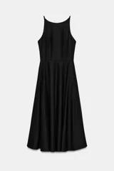 Vestido midi de gabardina en color negro, con cuello halter, tirantes finos y falda con vuelo. Cuenta con cierre en la espalda con cremallera oculta.