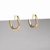 Par de aros dorados chatitos con diseño cuadrado.