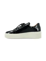 Sneakers de cuero charol negro con plataforma blanca y cordones de algodón al tono.
