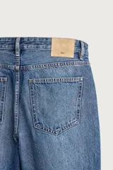 Jeans de corte slim cropped confeccionados en denim de algodón rígido con efecto lavado. Presentan tiro medio, cierre frontal con cremallera y botón, y diseño clásico de cinco bolsillos.