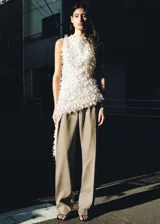 Pantalón de vestir de corte recto y tiro bajo en color gris, confeccionado 100% en lana con forro de viscosa. Cuenta con diseño de pinzas, trabillas, bolsillos laterales y dos bolsillos posteriores de ribete.