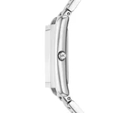 Reloj de pulsera Michael Kors con caja rectangular y malla de acero inoxidable en tono plateado. Presenta una esfera minimalista con marcadores de hora en números romanos y manecillas metálicas.