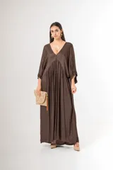 Vestido largo de satén italiano color marrón, con escote en V, diseño oversized de caída amplia y fluida, y mangas cortas con volados.