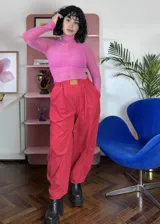 Pantalón rojo de corte holgado, tiro alto con cintura elástica y detalle de aplique en el frente.