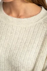 Sweater bordeaux de punto texturado, con cuello redondo y mangas largas. Corte ajustado al cuerpo.