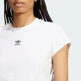 Remera Adidas Ess Slim Tee blanca de manga corta, con corte slim y logo de Adidas en el pecho. Presenta las tres rayas características de la marca en los laterales.
