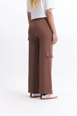 Pantalón cargo de tiro alto, color marrón, con pierna ancha y bolsillos laterales con tapa.