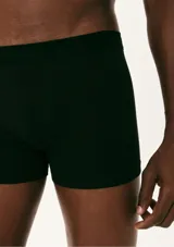 Pack de dos calzoncillos tipo bóxer Hering, uno negro y otro blanco, confeccionados en tejido suave con cintura elástica con el logo de la marca grabado.
