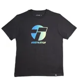 Remera de algodón color negro con estampado frontal que incluye el logo de Topper y el hashtag #BEPARTOF en tonos degradados de azul a amarillo.