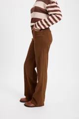 Jean de corte recto y tiro medio, color marrón, con cierre frontal de botón y cremallera, y bolsillos laterales y traseros.