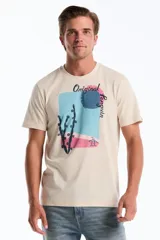 Remera de manga corta color beige, con cuello redondo y diseño gráfico estampado en el frente que incluye un cactus, formas abstractas en tonos celestes y rosados, y la inscripción "Original Penguin".