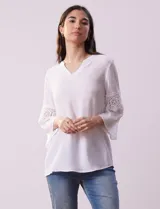 Blusa blanca de gasa bambula, marca Ruby Rd. Cuello a la base y escote en V. Manga ¾ amplia, con aplique en crochet.