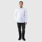Camisa de manga larga con cuello clásico y cierre frontal de botones. Presenta un bolsillo en el pecho y puños abotonados, con un diseño de corte regular y textura natural.