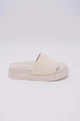 Sandalias negras de plataforma, veganas y amigables con el medio ambiente. Hechas con Piñatex, textil que busca suplantar el cuero animal, hecho a partir de las hojas del ananá.