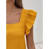Blusa de color amarillo con textura fruncida, cuello cuadrado y mangas cortas con volados.