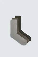 Pack de tres pares de calcetines de hombre, tejidos en hilatura con mezcla de algodón. Incluye un par gris claro, un par marrón y un par verde oscuro. Todos con acabados en rib elástico.