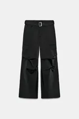 Pantalón cargo de tiro medio confeccionado en tejido satinado color beige, de corte recto y holgado. Cuenta con bolsillos laterales con solapa, bolsillos frontales y un cinturón integrado del mismo tejido con hebilla metálica.