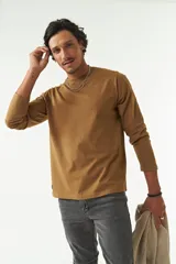 Remera de manga larga para hombre con escote redondo y logo bordado en el pecho.