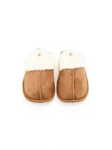 Pantuflas de gamuza color tostado con interior de piel sintética blanca y costuras decorativas frontales.