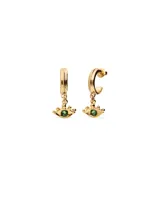 Par de aros dorados con forma de argolla, con dije colgante de ojo turco con cristal verde.