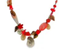 Collar de cuentas y piedras en tonos rojizos con conchas marinas y dijes colgantes, incluyendo una estrella de mar roja y una caracola plateada.