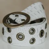 Cinto blanco con textura croco y hebilla circular dorada.