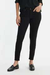 Jeans ajustados color negro, de tiro medio y pierna skinny.