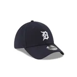 Gorro New Era 39Thirty de los Detroit Tigers de la MLB. Diseño azul marino con logo del equipo bordado en blanco en el frente y nombre del equipo bordado en la parte trasera.