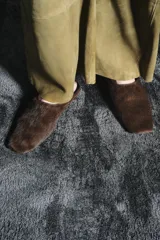 Zapato plano destalonado estilo mule, color marrón, con efecto pelo, punta cuadrada y suela plana.