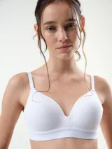Soutien blanco de algodón rib con copas soft preformadas sin aro y banda elástica inferior con logo de la marca.