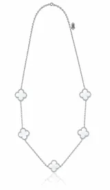 Collar largo de cadena rolo enchapada en plata 925, con cinco dijes en forma de trébol de cuatro hojas con incrustaciones de ónice blanco.