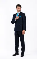 Traje de dos piezas color azul marino, compuesto por chaqueta estructurada con solapas clásicas y pantalón de vestir a medida. Diseño formal de corte impecable.
