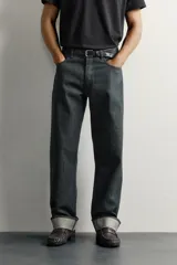 Jeans straight fit de corte recto y tiro medio, confeccionados en denim de algodón oscuro sin lavados, con diseño de cinco bolsillos y bajo vuelto.