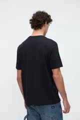 Remera de manga corta básica color negro, confeccionada en jersey de algodón de textura suave, con cuello redondo y calce clásico.