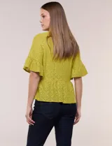 Blusa de encaje calado color verde lima, de silueta entallada con corte peplum, escote en V con botones frontales y mangas al codo con volados.