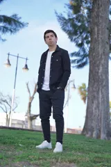 Pantalón skinny negro, de corte ajustado en las piernas y tiro medio.